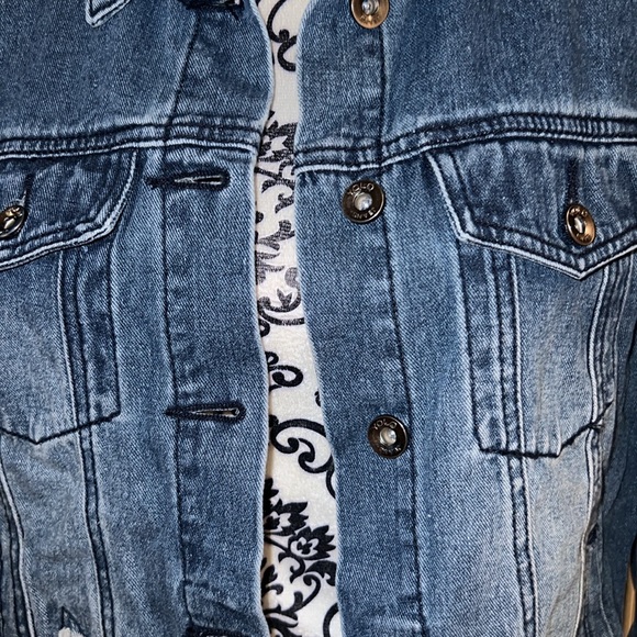 Adorable lightweight Jean jacket - Picture 3 of 8